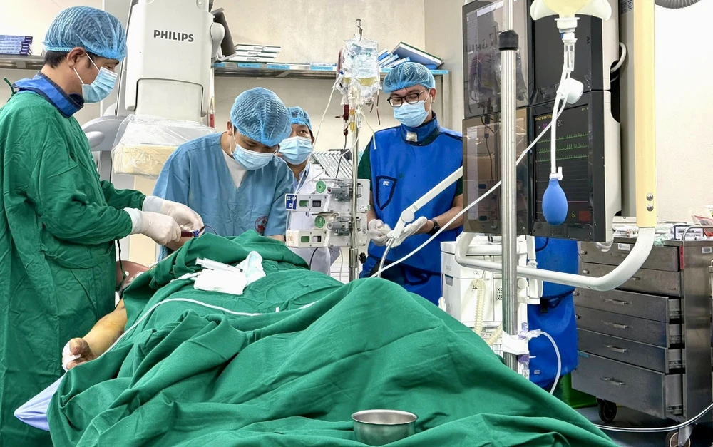 lật xe khách ở Tam Đảo