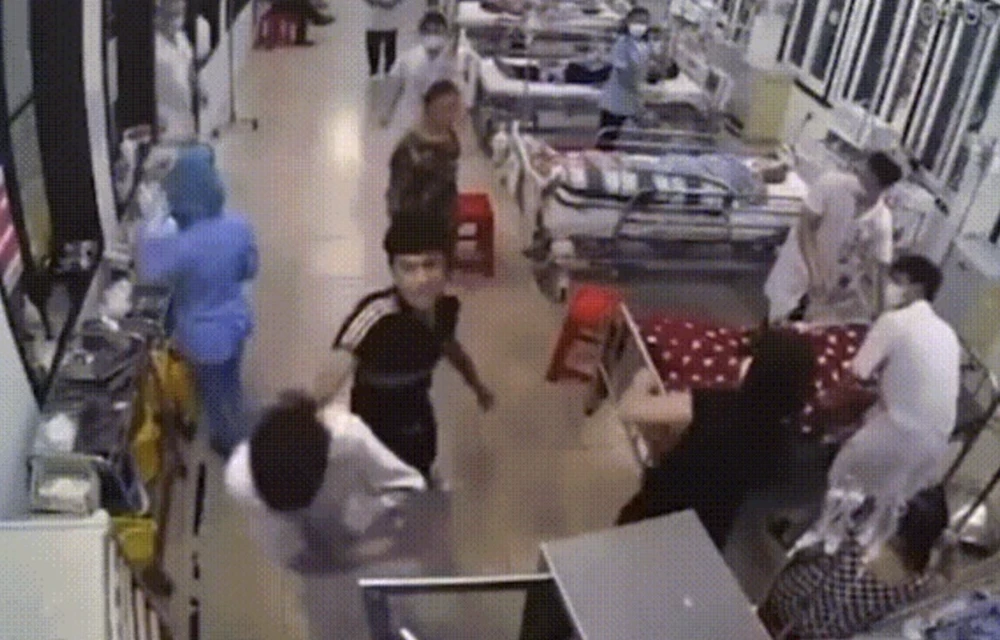 hành hung nhân viên y tế