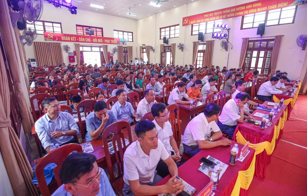 CÙNG NGƯ DÂN THẮP SÁNG ĐÈN TRÊN BIỂN 01.jpg