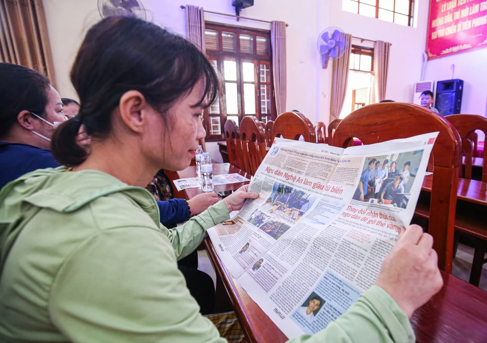 Cùng ngư dân thắp sáng đèn trên biển