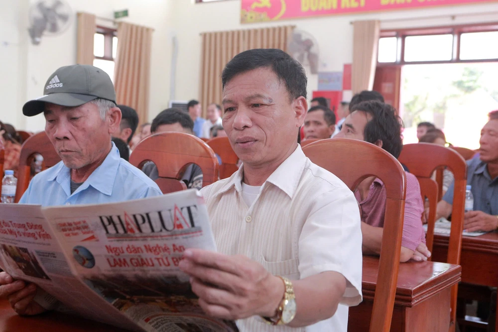 cùng ngư dân thắp sáng đèn trên biển.jpg