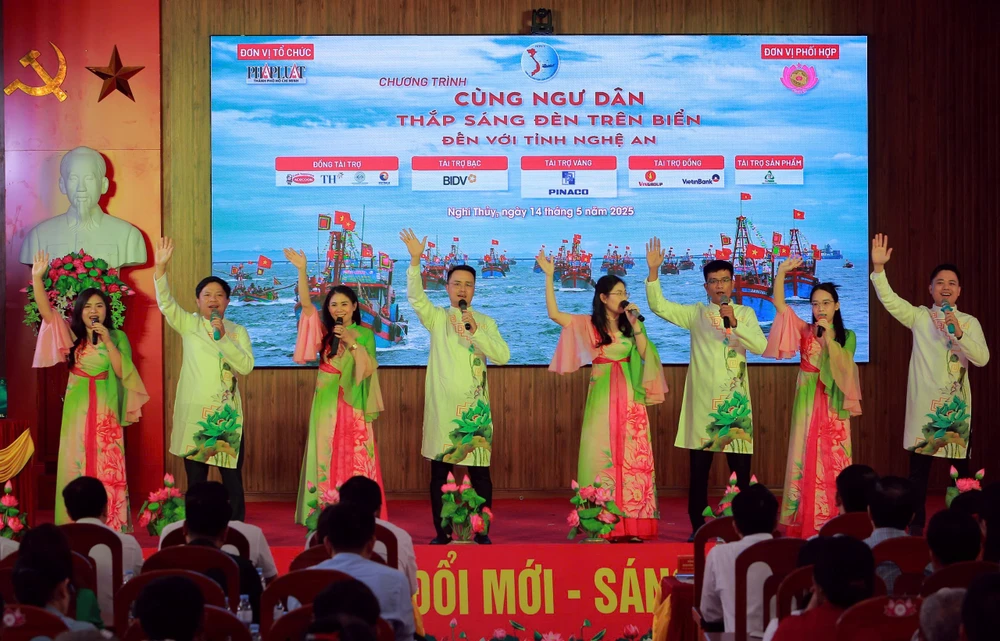 cùng ngư dân thắp sáng đèn trên biển dt 1.jpg