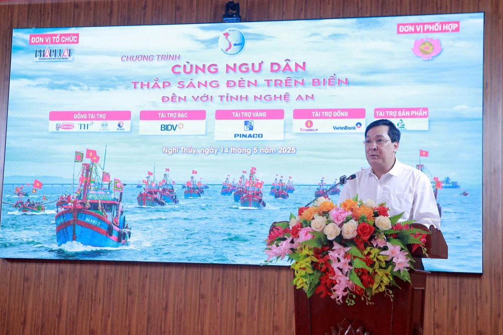 cùng ngư dân thắp sáng đèn trên biển dt 3.jpg