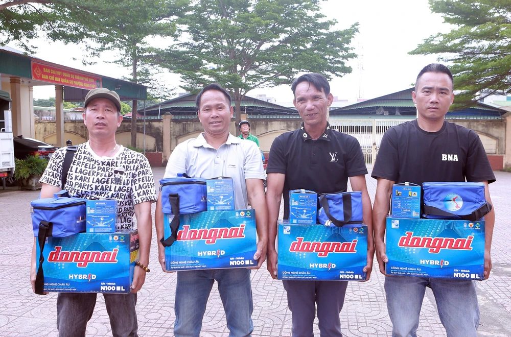 cùng ngư dân thắp sáng đèn trên biển dt 7.jpg