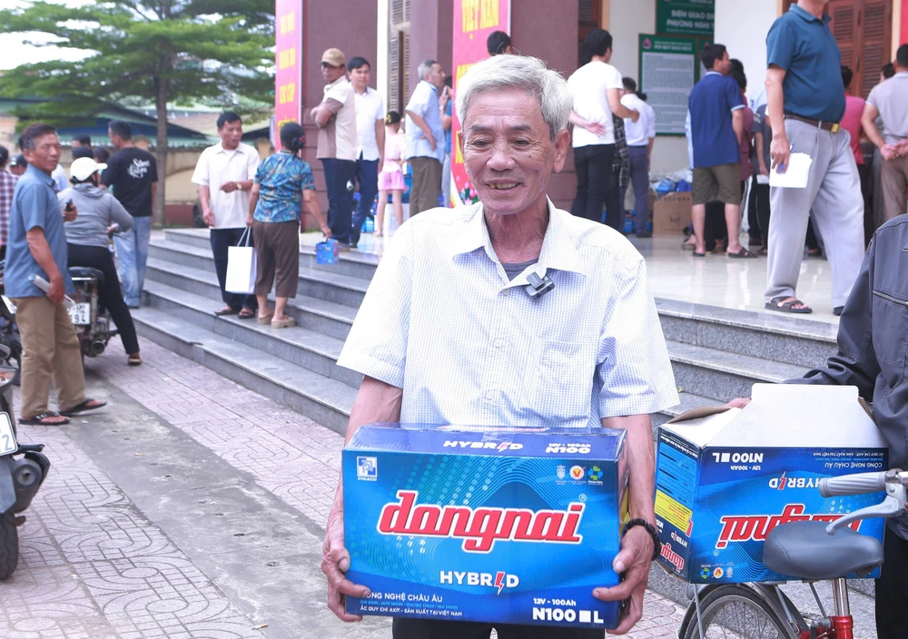 cùng ngư dân thắp sáng đèn trên biển dt 8.jpg