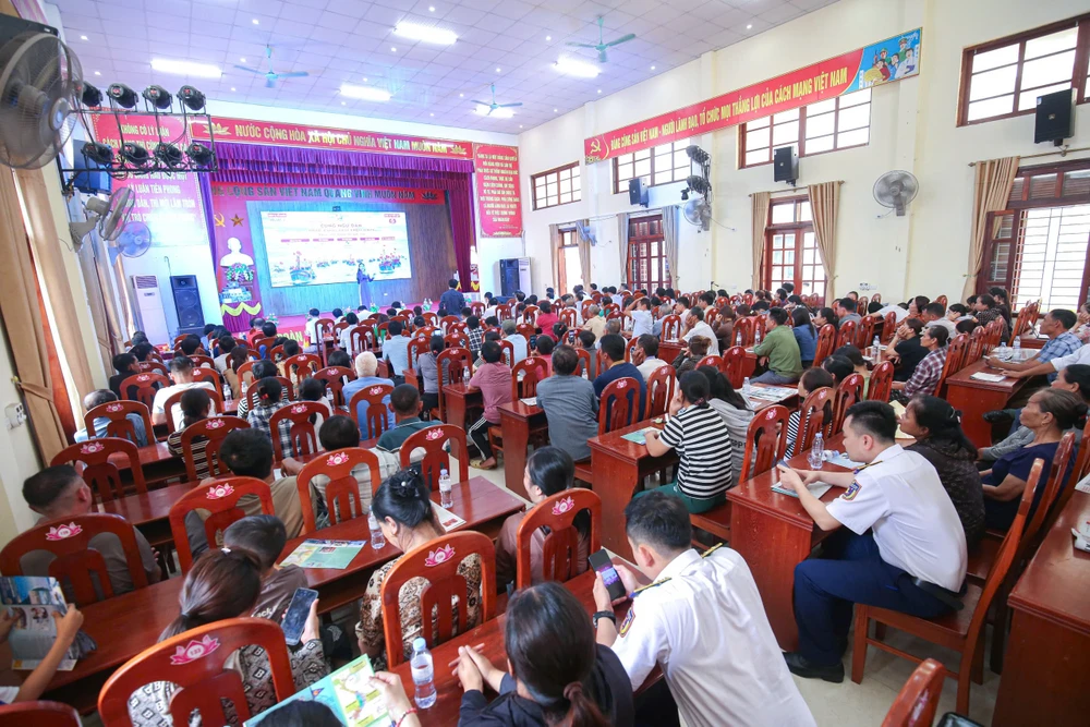 cùng ngư dân thắp sáng đèn trên biển ph 1.jpg