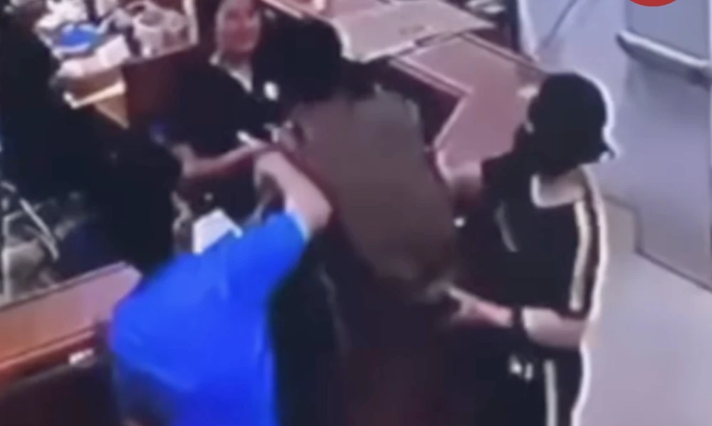 hành hung nhân viên y tế