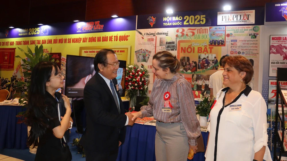 Tổng Biên tập Báo Pháp Luật TP.HCM tiếp đại diện đoàn đại biểu Cuba tại gian trưng bày của báo