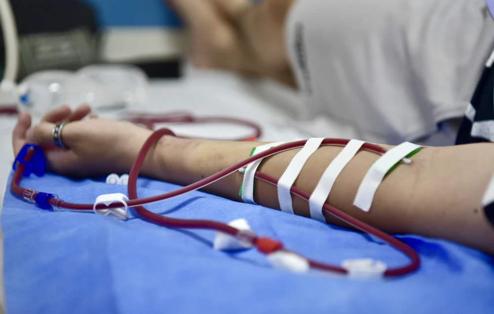 Bệnh nhân lọc máu chu kỳ tại khoa Thận nhân tạo - Bệnh viện Thanh Nhàn (Hà Nội). Ảnh: NN