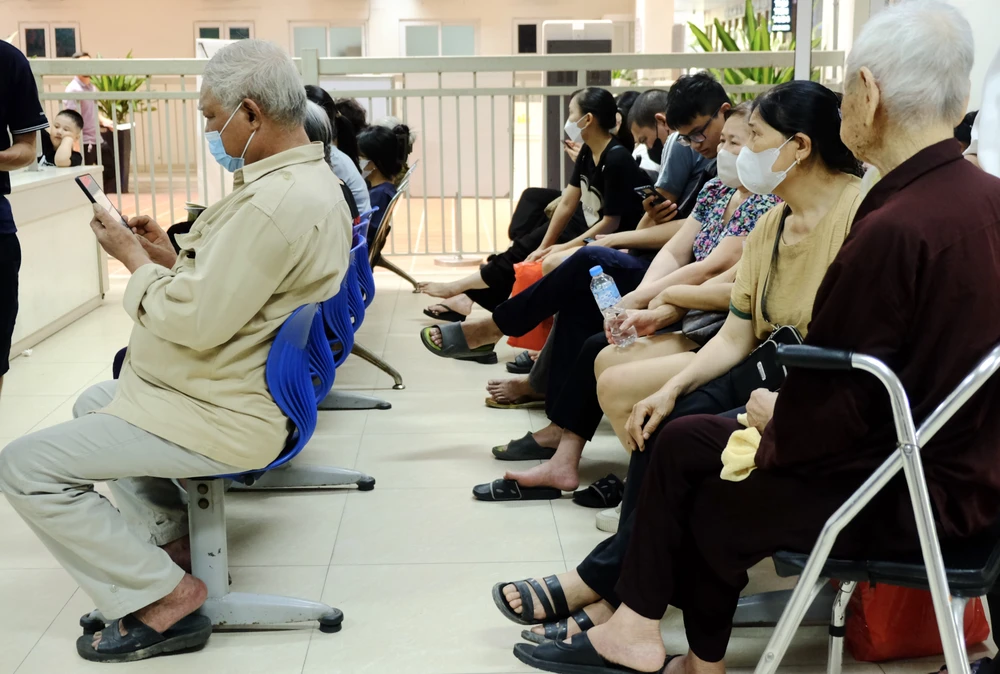 giấy chuyển tuyến