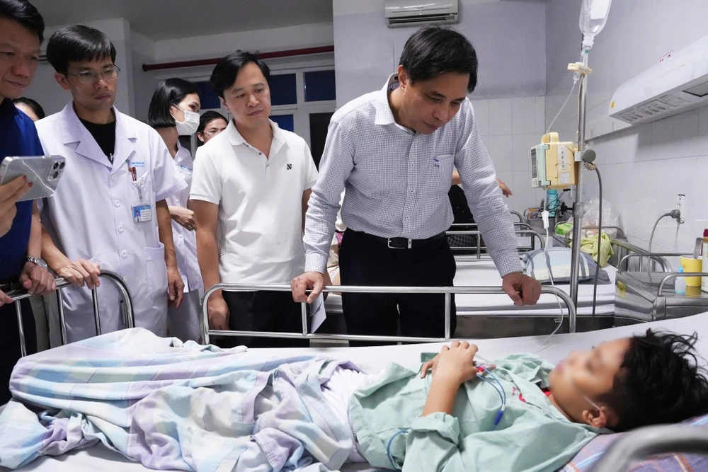 lật tàu ở vịnh hạ long