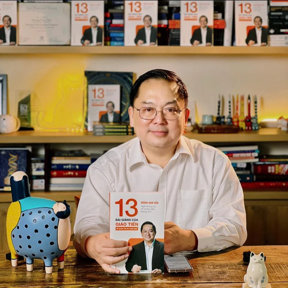 Ông Hoàng Nam Tiến từng xuất bản nhiều cuốn sách. Ảnh: FBNV