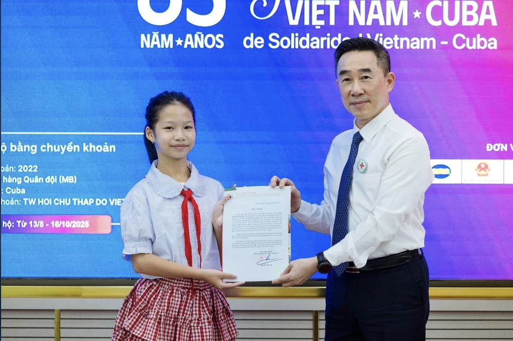 Ông Nguyễn Hải Anh, Phó Chủ tịch Trung ương Hội Chữ thập đỏ Việt Nam, trao thư cảm ơn cho học sinh Nguyễn Linh Chi. Ảnh: Hội Chữ thập đỏ Việt Nam