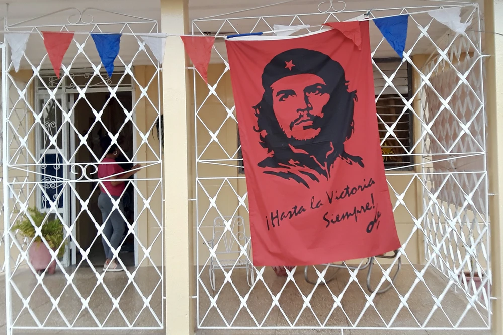 cửa nhà có Che.jpg