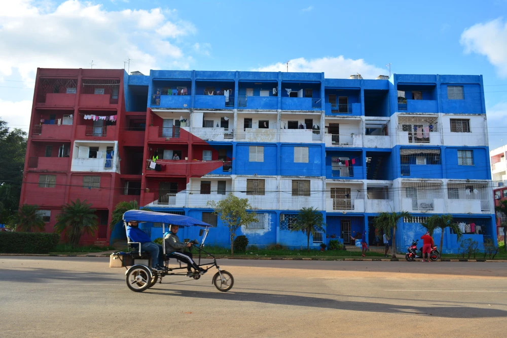 toà nhà sơn màu cờ.jpg