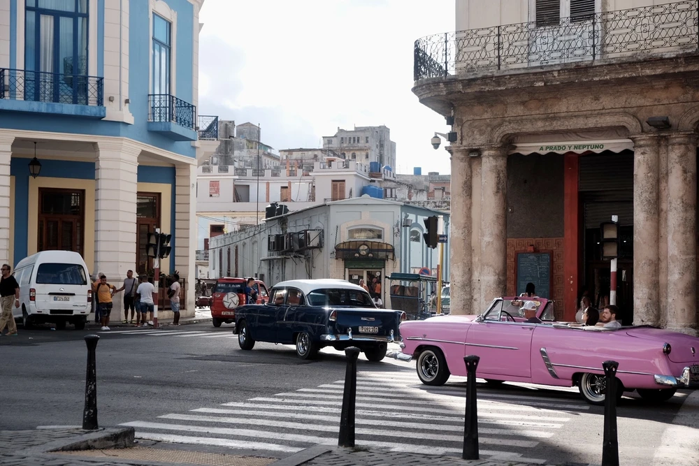 xe cổ, nhà xấu.jpg