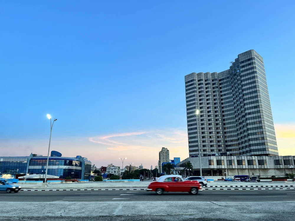 xe cổ trên đg malecon.jpg