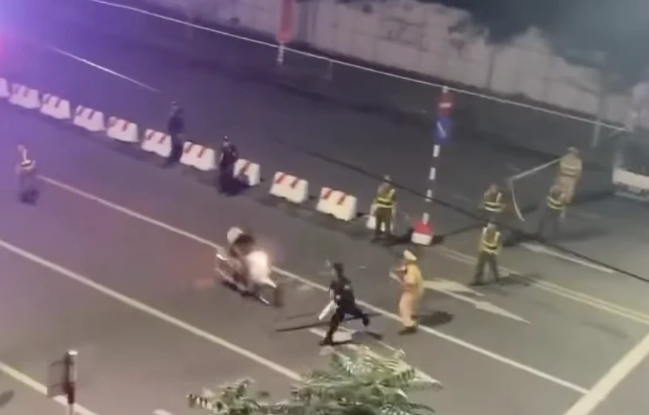 Bắt 2 thanh niên lao xe vào đường cấm.png