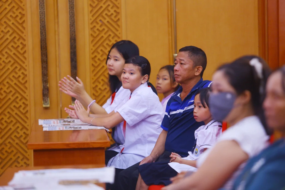 cùng ngư dân thắp sáng đèn 1.jpg