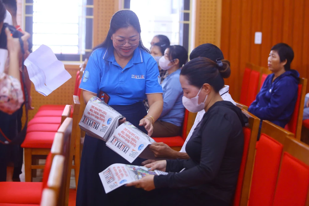 cùng ngư dân thắp sáng đèn trên biển 0.jpg