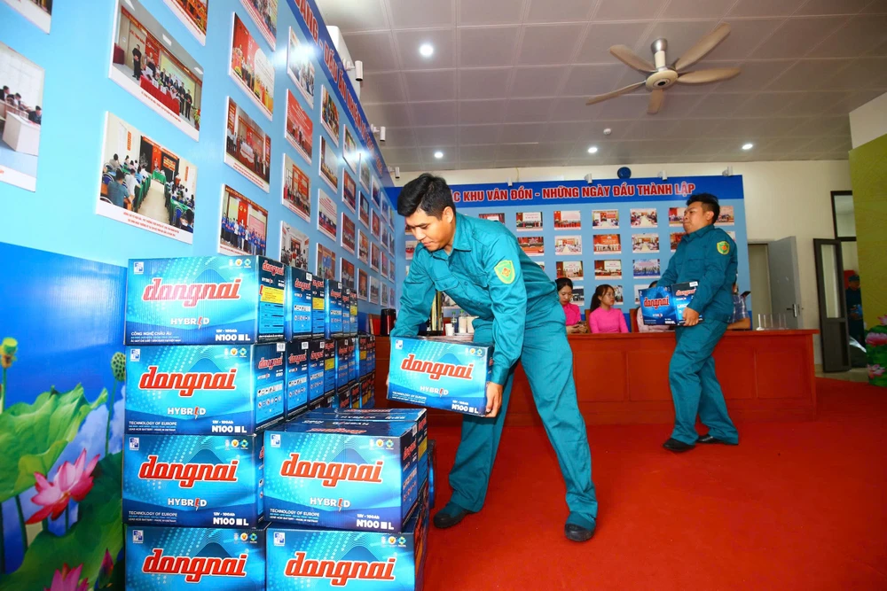 Cùng ngư dân thắp sáng đèn trên biển