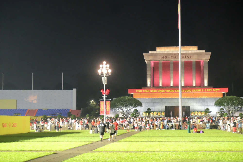 Đông đảo người dân đến Lăng Bác trong những ngày này để lưu lại kỷ niệm. Ảnh: TT