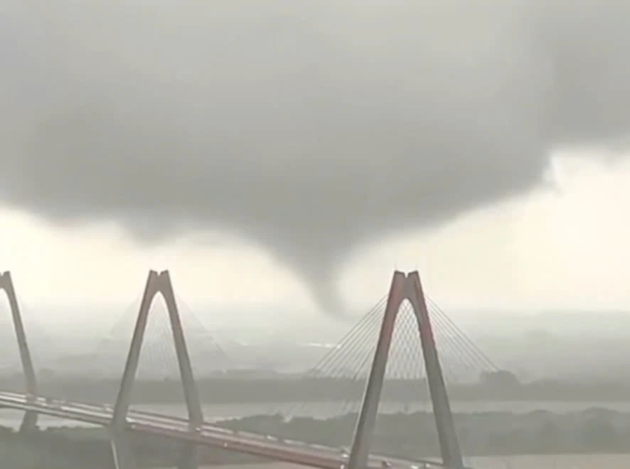 xuất hiện vòi rồng