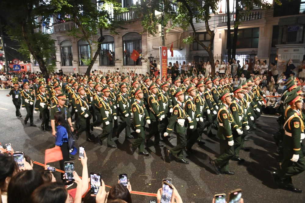 Khối Sĩ quan Lục quân diễu binh. Ảnh: HẢI ANH