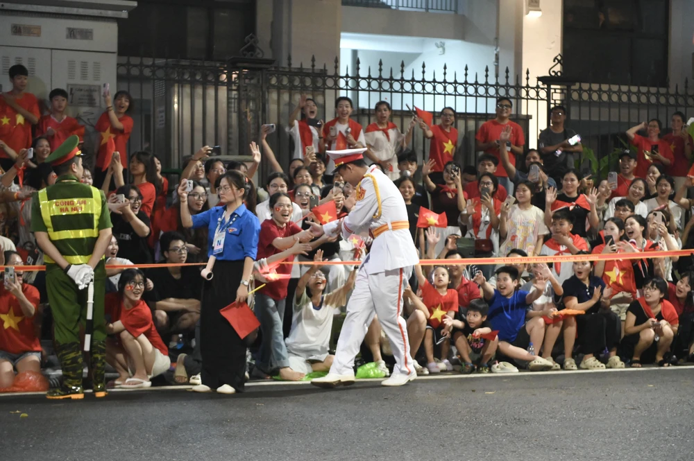 Chiến sĩ giao lưu với người dân. Ảnh: HẢI ANH