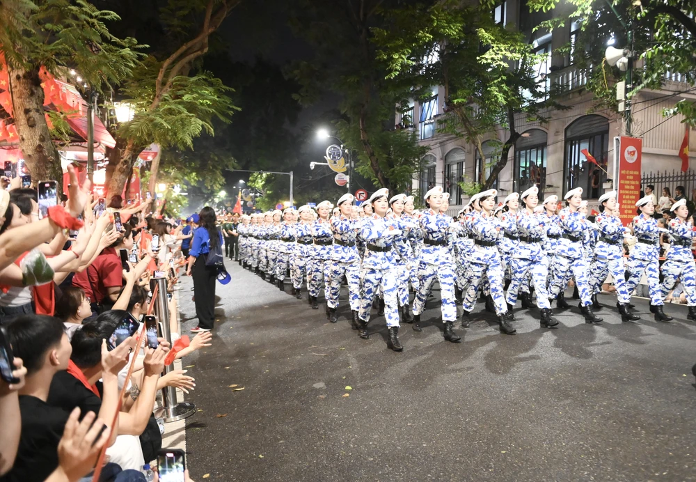 Khối nữ sĩ quan Quân y trong mẫu trang phục mới tại buổi sơ duyệt lễ diễu binh, diễu hành. Ảnh: HẢI ANH