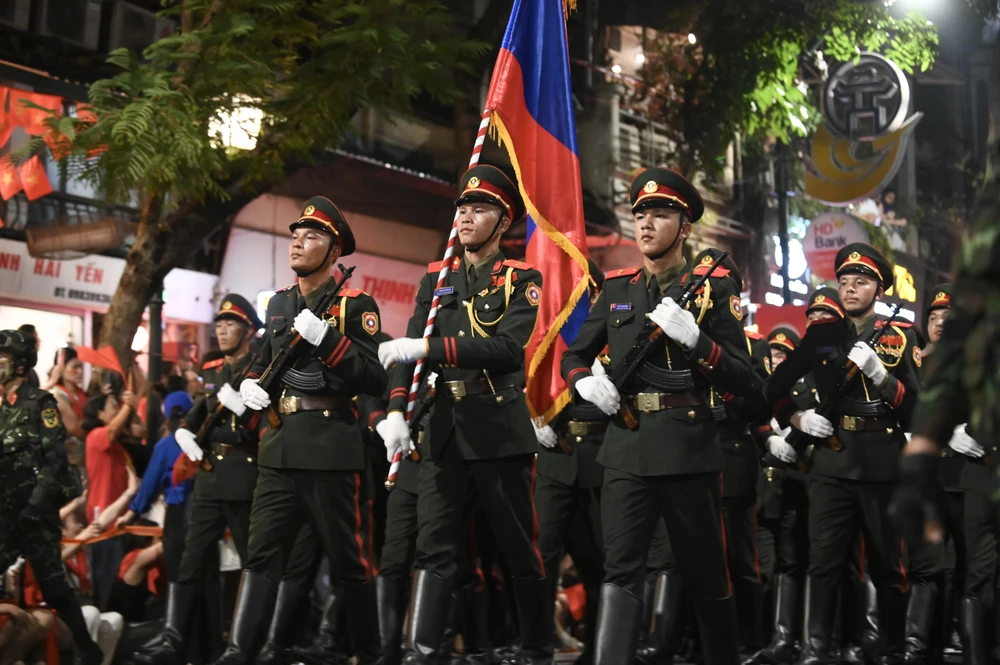 Khối diễu binh của Quân đội nhân dân Lào trên đường Tràng Thi. Ảnh: HẢI ANH