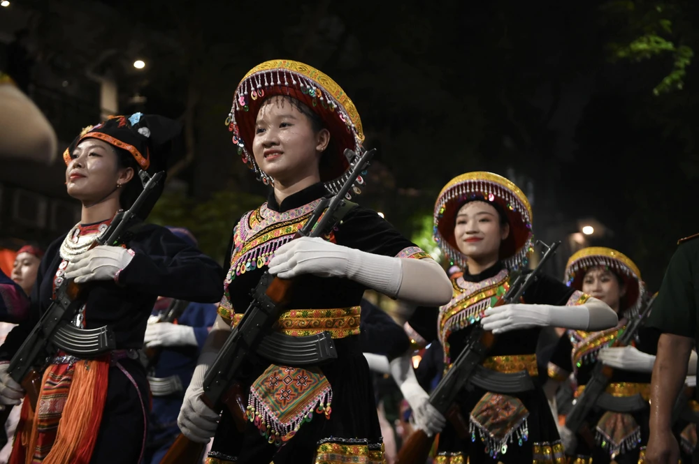 Khối nữ dân quân các dân tộc Việt Nam. Ảnh: HẢI ANH