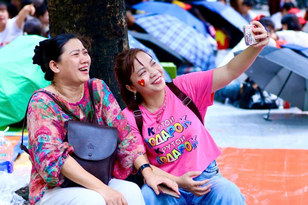 Người trẻ cũng tranh thủ check-in, lưu giữ những khoảnh khắc đặc biệt của đất nước.