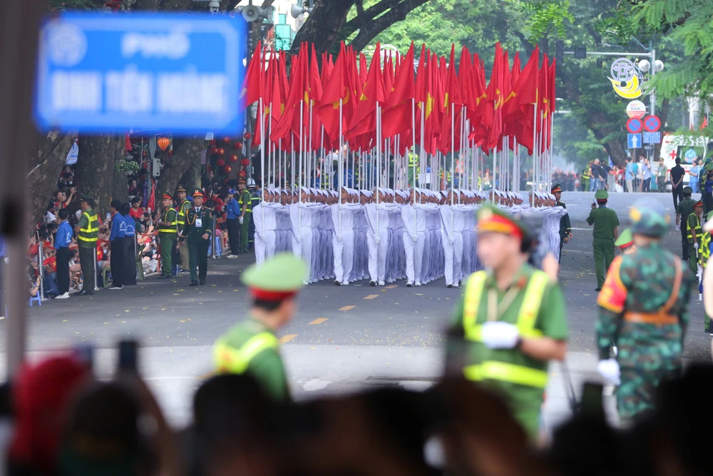 Người dân vỡ oà hò reo khi các khối diễu binh đi qua