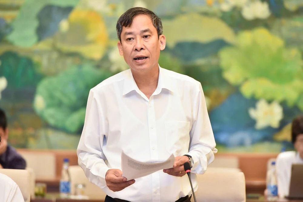 nam sinh lớp 7 xô đẩy cô giáo