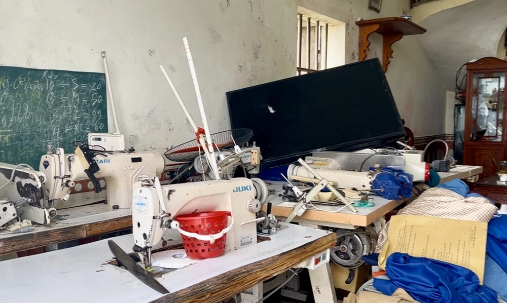 Đồ đạc được gia đình ông Từ thu thập về đều trong tình trạng hư hỏng nặng. Ảnh: TT