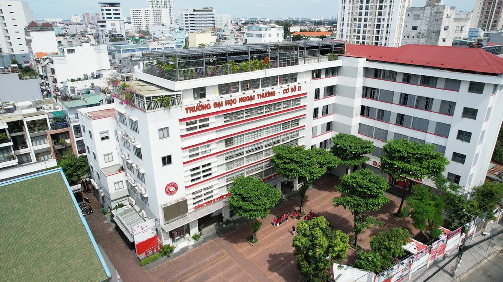 giáo sư trẻ nhất trần quốc trung.jpg