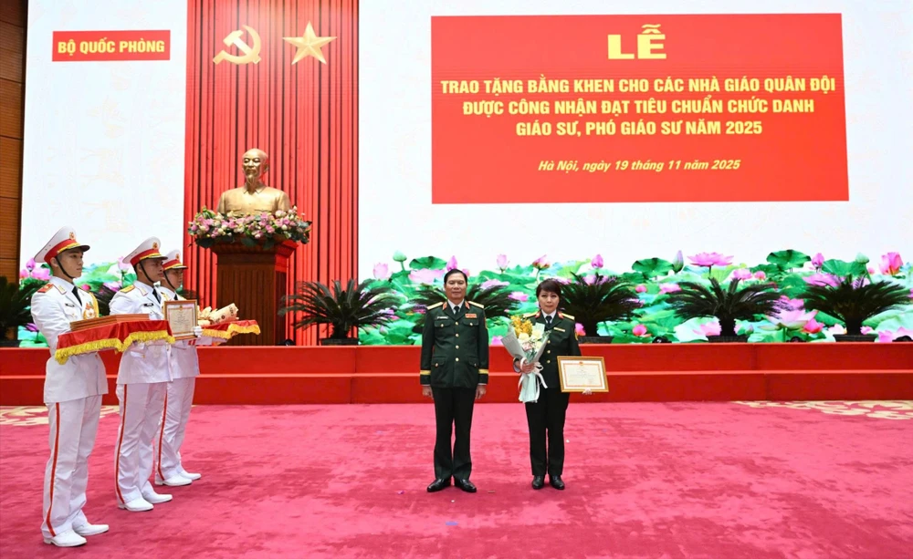 tân phó giáo sư lê diệp linh.jpg