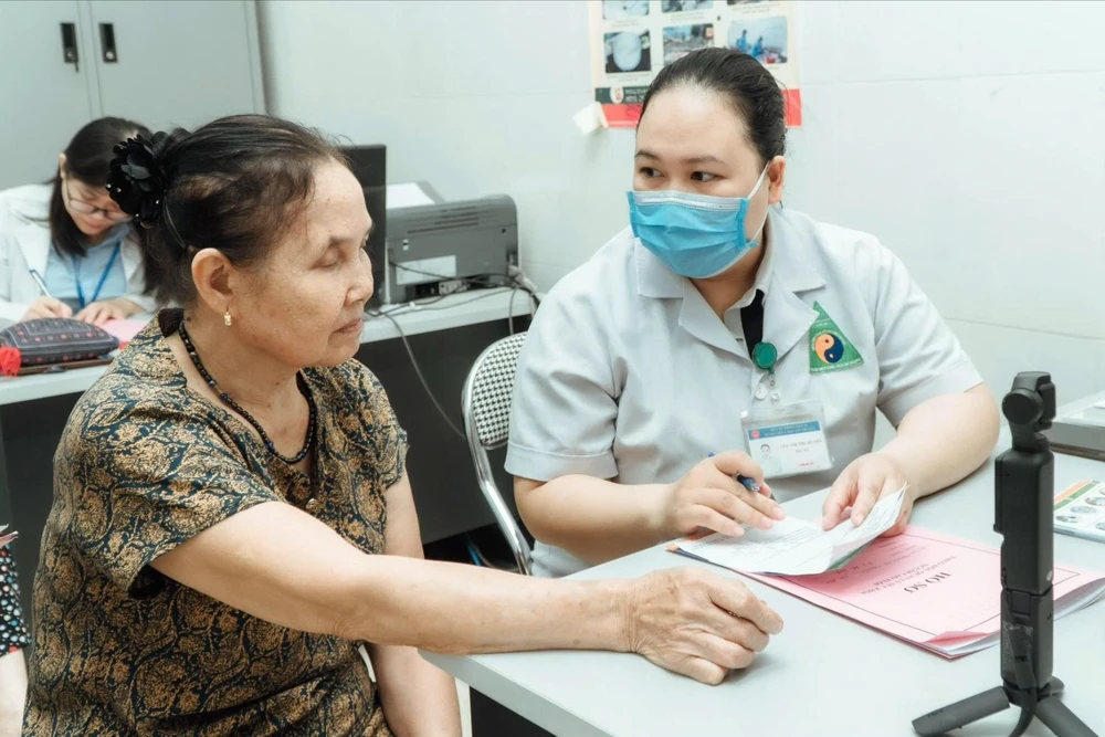 khám chữa bệnh từ xa.jpg