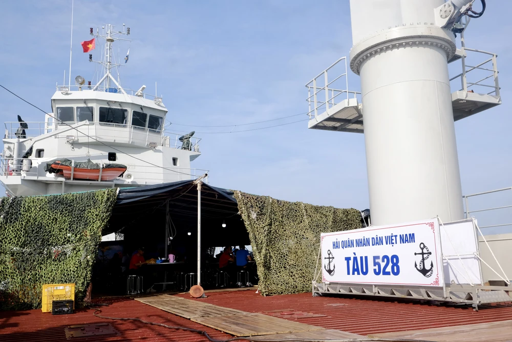 tàu 528 vùng 5 hải quân 13.jpg