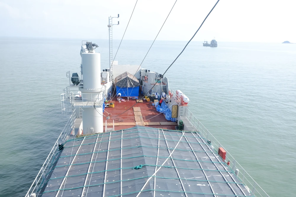 tàu 528 vùng 5 hải quân 18.JPG