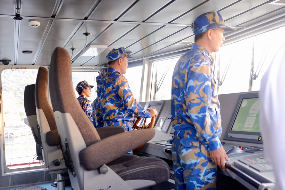 tàu 528 vùng 5 hải quân 4.jpg