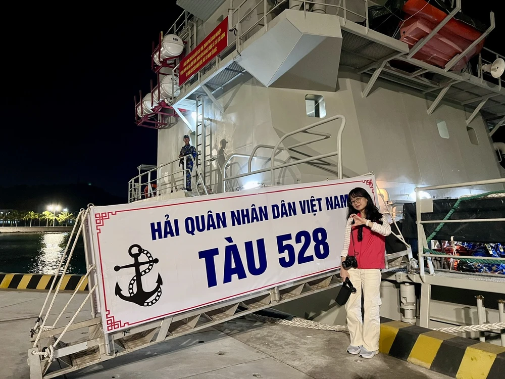 tàu 528 vùng 5 hải quân.jpg