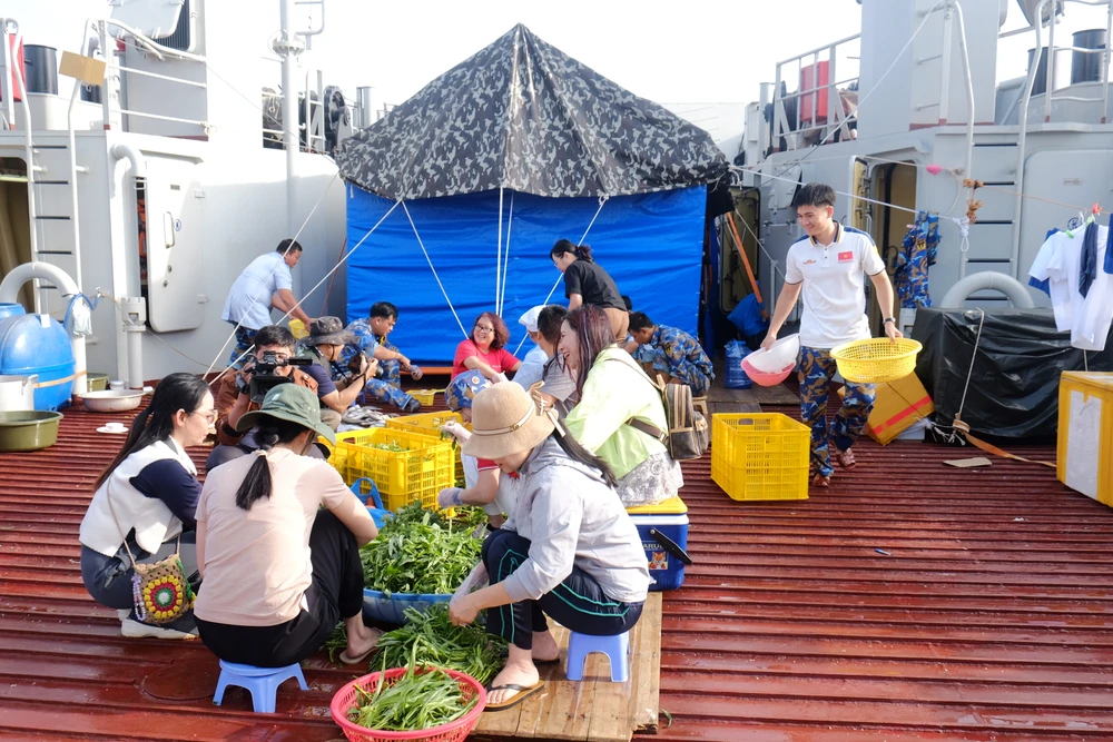 tổ phục vụ 2.JPG