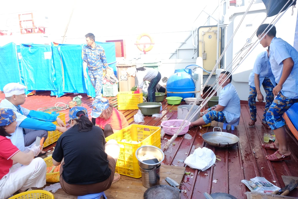 tổ phục vụ 3.JPG