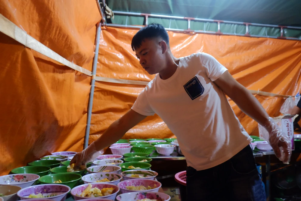 tổ phục vụ 8.JPG