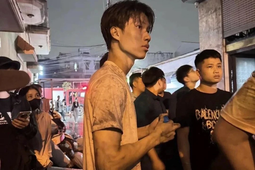 lao vào đám cháy cứu người.jpg