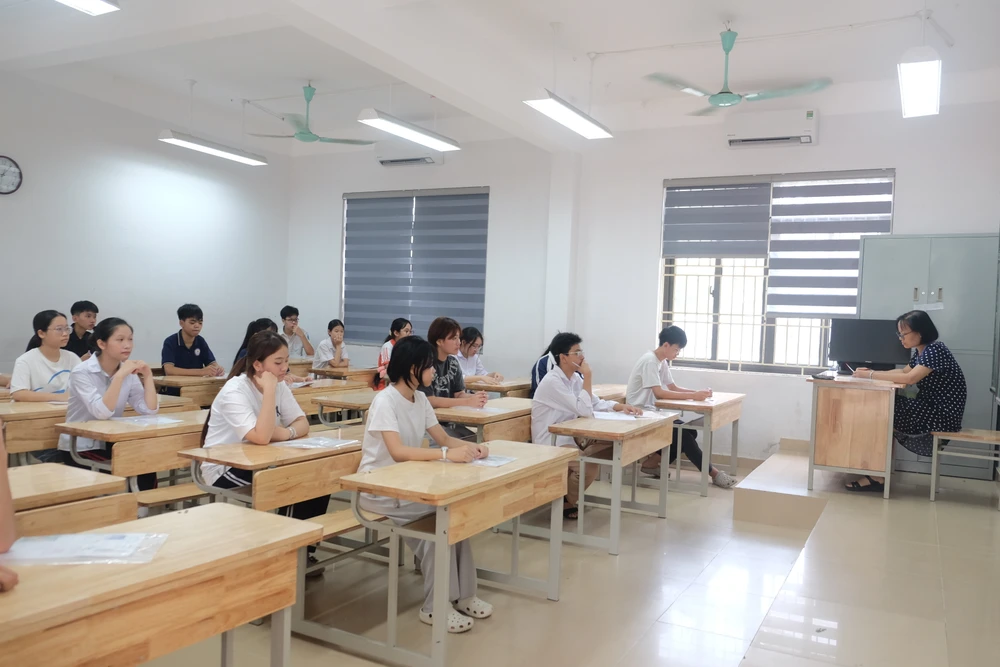 THI VÀO LỚP 10 12.JPG