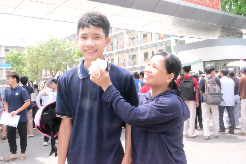 đề văn thi lớp 10.JPG