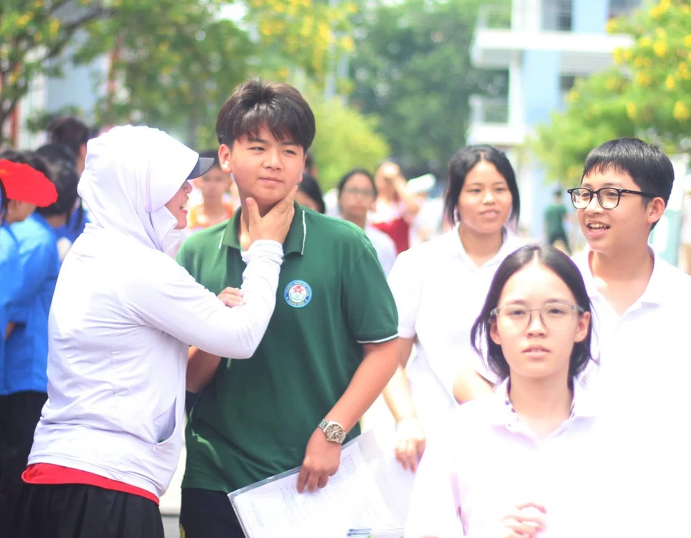 đề văn thi lớp 10 hà nội.jpg